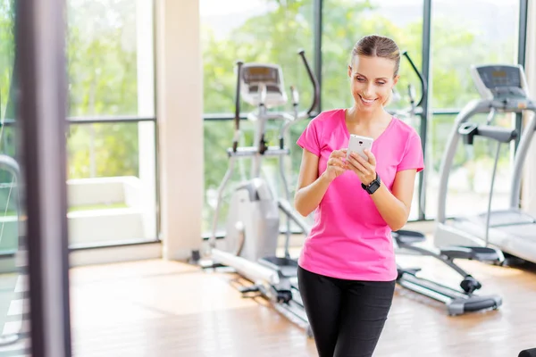 Attractive Young Woman Using Smartphone Gym — Stock Photo, Image