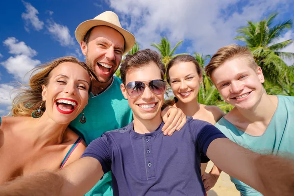 Csoport Fiatal Selfie Vesz Strandon — Stock Fotó