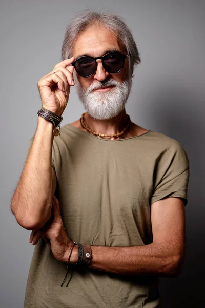 Estúdio Retrato Homem Sênior Bonito Com Barba Cinza Óculos Sol — Fotografia de Stock