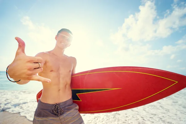 Giovane Che Tiene Tavola Surf Sulla Spiaggia Del Mare — Foto Stock