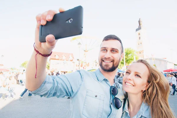 美しい若いカップル撮影 Selfie スマート フォンとヨーロッパで旅行しながら笑顔を愛する — ストック写真