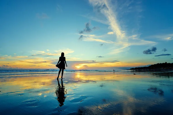 Silhouet Van Een Jonge Vrouw Lopen Ocean Beach — Stockfoto