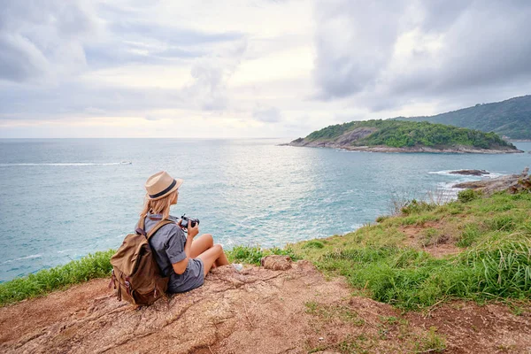 Mulher Bonita Com Câmera Mochila Desfrutando Vista Para Mar — Fotografia de Stock