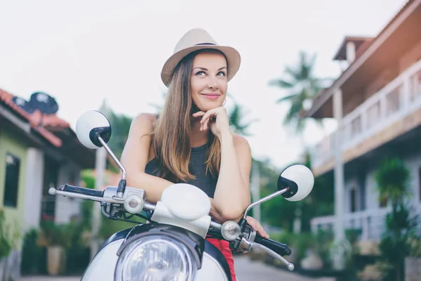 Açık Scooter Üzerinde Oturan Şapkalı Güzel Genç Kadın Portresi — Stok fotoğraf
