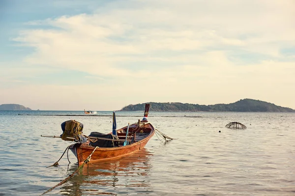 Όμορφη Θέα Παραδοσιακό Longtail Αλιευτικό Σκάφος Στην Επιφάνεια Της Θαλάσσης — Φωτογραφία Αρχείου