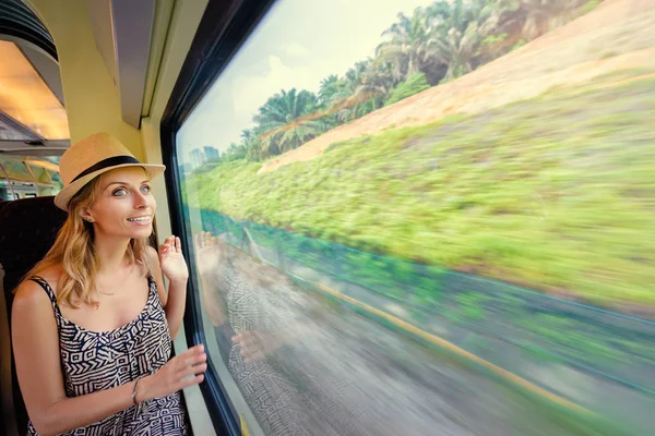 若い可愛い女性が窓のそばに座って電車旅行 — ストック写真