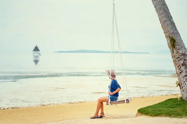 Feliz Joven Con Sombrero Balanceándose Palm Grove Disfrutando Vista Mar —  Fotos de Stock