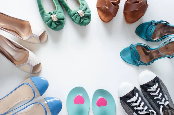 Zapatos Diferentes Para Damas Sobre Fondo Madera Blanco — Foto de Stock