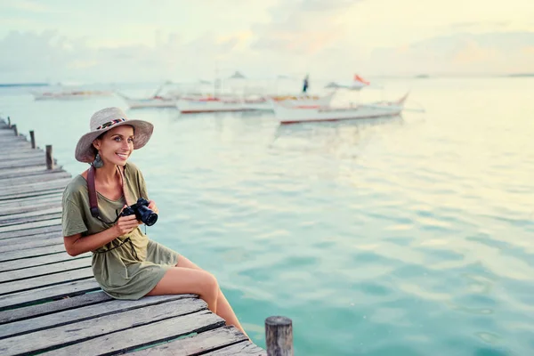 Mujer Joven Con Sombrero Sosteniendo Cámara Sentada Muelle Pesca Madera —  Fotos de Stock