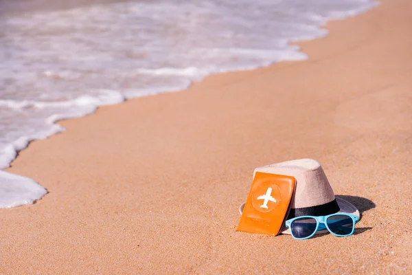 Vakantie Concept Paspoort Hoed Zonnebril Het Zand Van Zee — Stockfoto