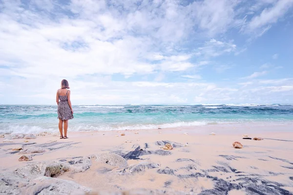 Einsame Junge Frau Strand Des Ozeans — Stockfoto