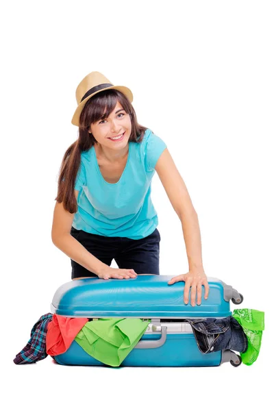 Retrato Estudio Una Joven Mujer Bonita Tratando Cerrar Maleta Con Imagen de stock