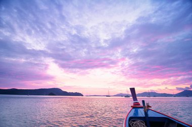 Deniz plaj, geleneksel longtail tekne güzel günbatımı arka plan üzerinde renkli görünüm.