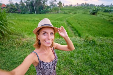 Genç kadın selfie pirinç alan plantasyonunda, Bali alarak.