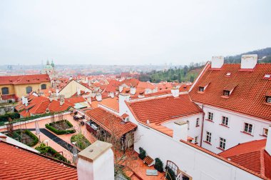 Cityscape kırmızı çatılar görünümü döşenir. Prague, Çek Cumhuriyeti.