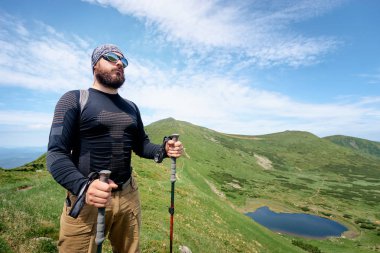 Sırt çantasında Karpat Dağları ile genç adam.