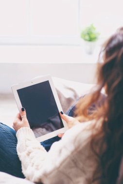 Tablet bilgisayar tutan eller yakın çekim.