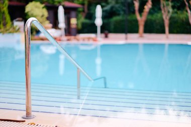 yakından görmek açık hotel Yüzme Havuzu.