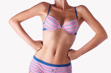 İç çamaşırı giyiyor ince kadın bedeni stüdyo çekim kadar kapatın. 