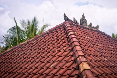 Bali dili kırmızı kiremitli çatı gökyüzü karşı.