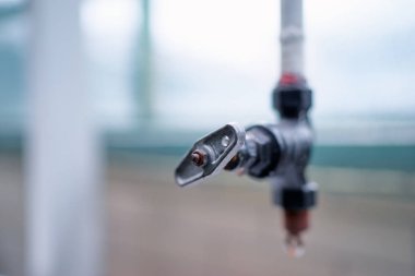 eski paslı musluk üzerinde arka plan bulanık görmek.