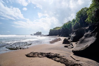  Antik Hinduizm Tapınağı Tanah lot bulutlu gökyüzü karşı kayaya. Bali Adası, Endonezya.