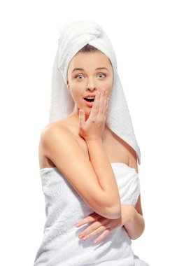 Temiz ve taze bir cilt, mutlu kameraya bakıyor ve onun yüzüne dokunmadan Spa sürpriz kız portresi