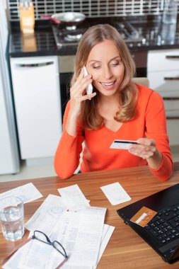 Mutlu kadın tarafından cep telefonu online alışveriş kredi kartı ve bilgisayar ile söz