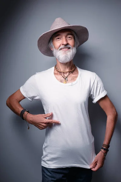 Retrato Estúdio Homem Sênior Bonito Com Barba Cinza Chapéu Mostrando — Fotografia de Stock