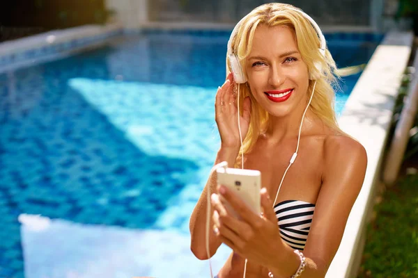 Mujer Bastante Joven Bikini Con Teléfono Inteligente Auriculares Cerca Piscina — Foto de Stock