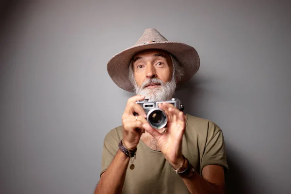 Retrato Estúdio Homem Sênior Bonito Com Barba Cinza Chapéu Segurando — Fotografia de Stock