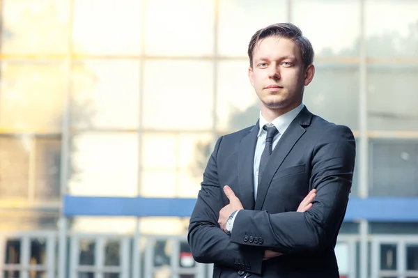 Joven Empresario Alegre Traje Completo Manteniendo Los Brazos Cruzados Mirando — Foto de Stock