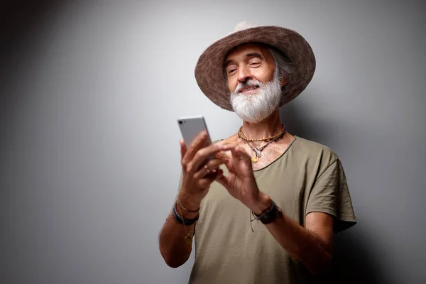 Studio Ritratto Bell Uomo Anziano Utilizzando Smartphone — Foto Stock