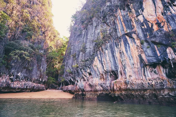 Frumoasă Vedere Stânci Stânci Plajă Tropicală Krabi Thailanda — Fotografie, imagine de stoc