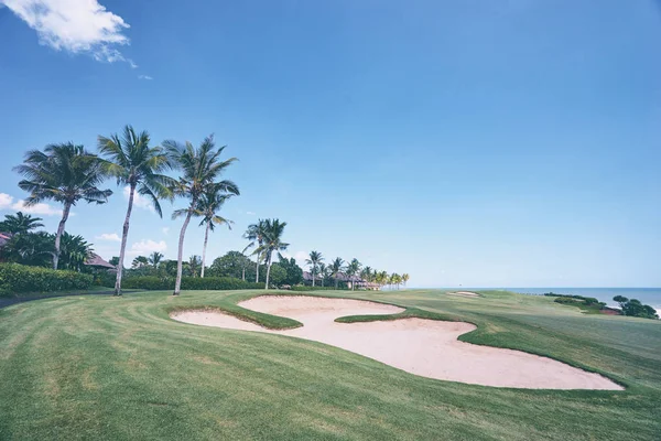 Beau Paysage Ensoleillé Avec Terrain Golf Vert Station Balnéaire — Photo