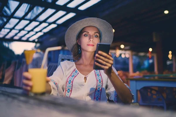 Молодая Красивая Женщина Шляпе Помощью Смартфона Сидит Баре Пляже Кафе — стоковое фото