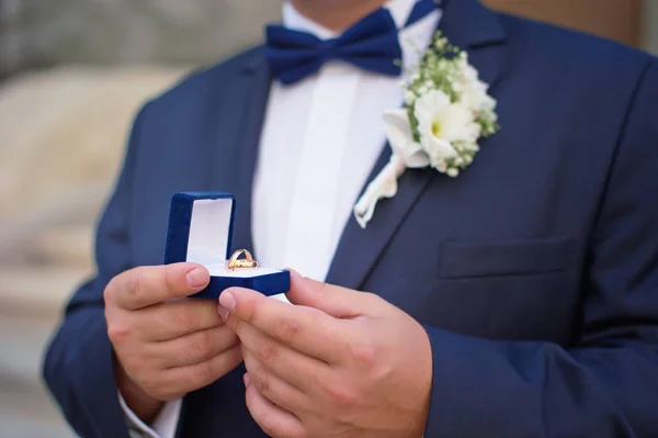 Nahaufnahme Eines Mannes Mit Geschenkbox Und Ehering — Stockfoto