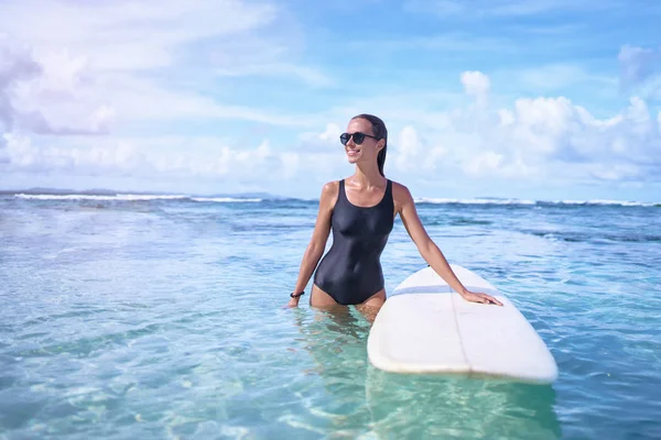 Healthy Athletic Young Surfer Girl Sexy Fit Body Holding Surf — Stock Photo, Image