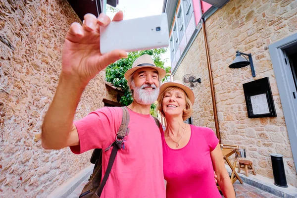 Viajando Pareja Ancianos Tomando Selfie Juntos Contra Fondo Ciudad Vieja —  Fotos de Stock