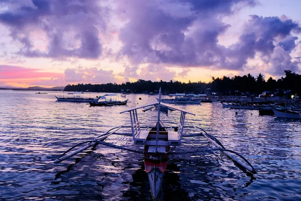 Mooie Kleurrijke Zonsondergang Aan Kust Met Vissersboten Mindanao Siargao Eiland — Stockfoto