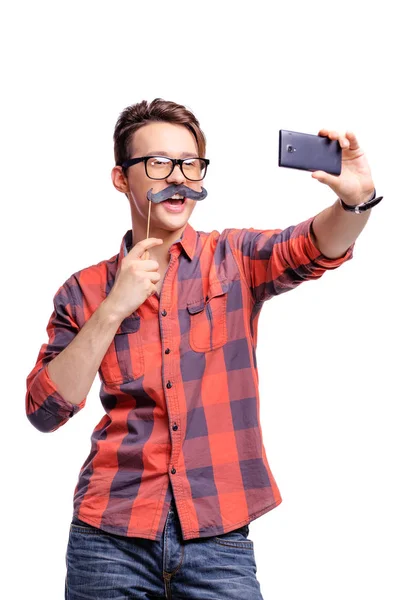 Stüdyo Portre Mutlu Yakışıklı Genç Adamın Selfie Akıllı Telefonunu Alarak — Stok fotoğraf