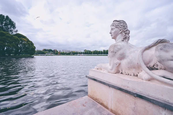 Die Sphinx Auf Dem Hintergrund Des Sees Insel Mit Bäumen — Stockfoto