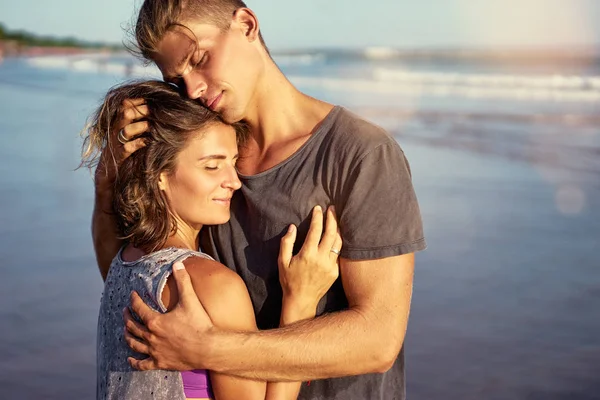 Beautiful Älskande Par Embracing Stranden — Stockfoto