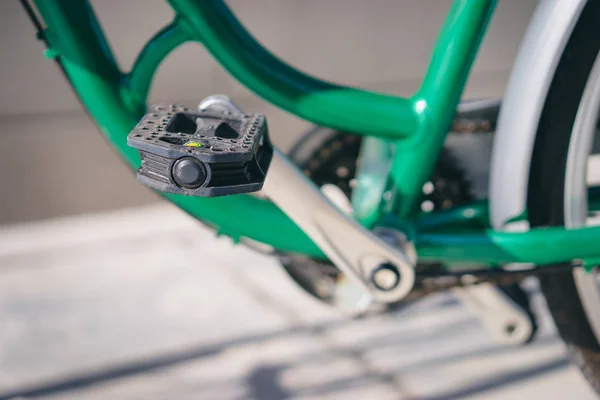 屋外の緑の自転車のペダルのクローズ アップ ビュー — ストック写真