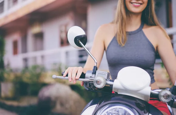 Scooter Sürüş Oldukça Genç Gülümseyen Kadın Kapatmak — Stok fotoğraf