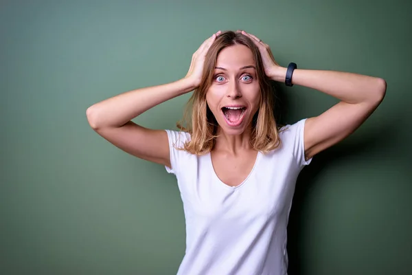 Mulher Nova Surpreendente Shirt Branca Que Está Contra Parede Verde — Fotografia de Stock