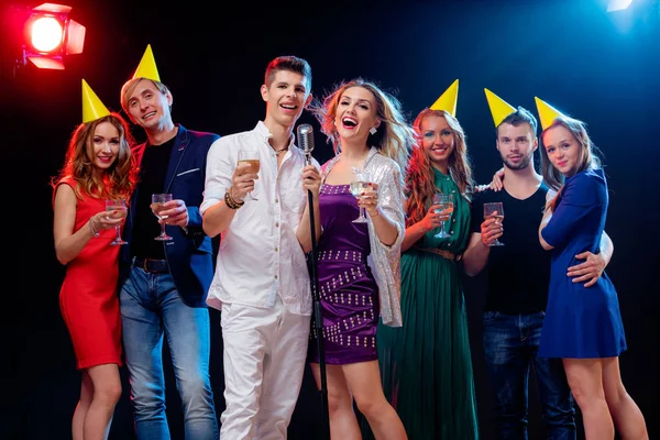 Groep Gelukkig Lachend Vrienden Plezier Samen Zingen Karaoke Nachtclub — Stockfoto