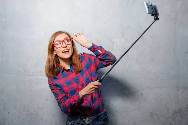 Attraktiv Ung Kvinna Rutig Skjorta Tar Selfie Med Hjälp Monopol — Stockfoto