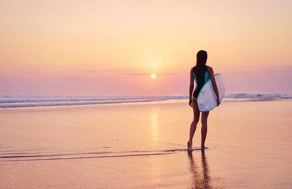 Mujer Joven Llevando Tabla Surf —  Fotos de Stock