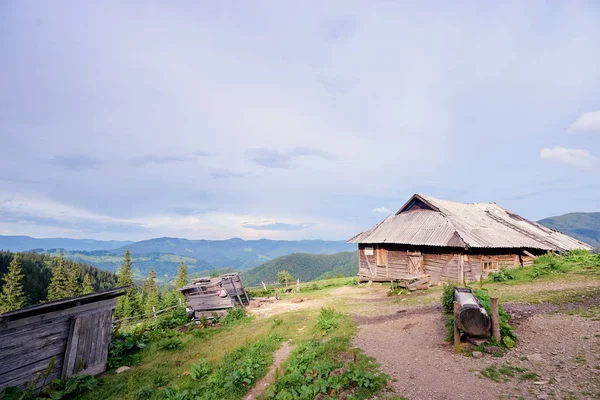 Schöne Landschaft Mit Grünen Wiesen Sonnenuntergang Und Holzhaus Karpaten Ukraine — Stockfoto